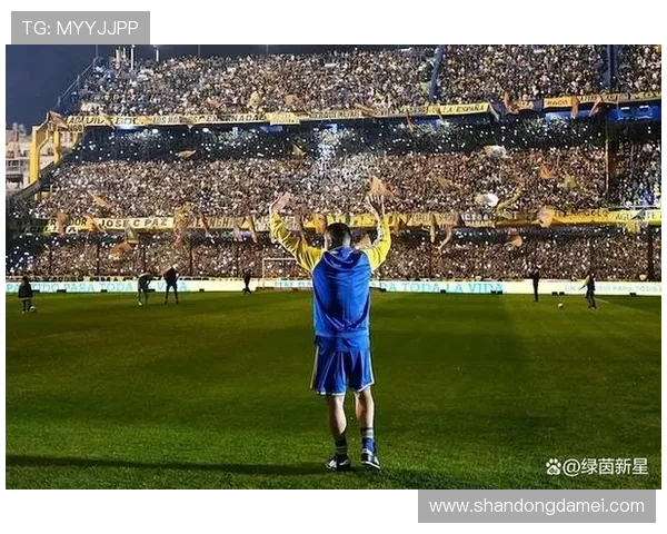 足球场上逝去球星的最后告别与传奇葬礼背后的深情纪实