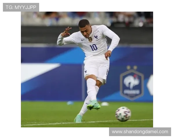 足球明星公开认错事件揭秘 揭开背后隐情与成长历程