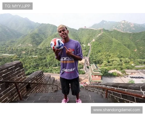 黄头发大个子球星踢足球的辉煌历程与风采揭秘